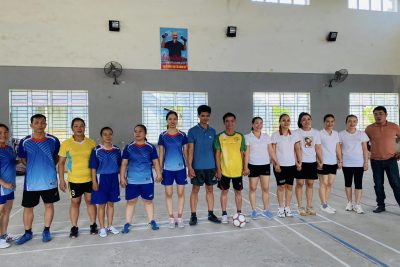 Công đoàn trường THCS Hành Tín Đông phát động phong trào đá bóng giao hữu giữa 2 tổ KHTN và KHXH nhân ngày 20-10