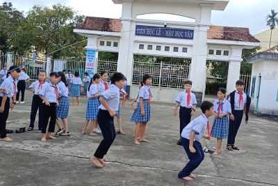 Học sinh THCS Hành Tín Đông hào hứng chơi trò chơi vận động dân gian