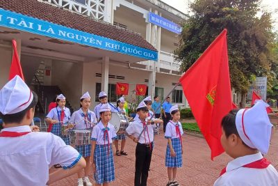 TRƯỜNG THCS HÀNH TÍN ĐÔNG CHÀO CỜ ĐẦU TIÊN BƯỚC VÀO NĂM HỌC 2025 – 2026